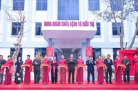 Các đại biểu Bộ Công an và lãnh đạo tỉnh Nghệ An cắt băng khánh thành nhà khám, chữa bệnh Trung tâm Y tế Tương Dương.