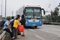 Sáng mùng 4 Tết, thời tiết khô ráo, người dân thuận lợi đón xe khởi hành năm mới.