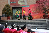 Trình diễn múa bồng thôn Đa Hòa, xã Mễ Sở, tỉnh Hưng Yên.