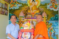 Đồng chí Hồ Thanh Thủy, Phó Bí thư Tỉnh ủy Cà Mau thăm, tặng quà các vị Hòa thượng, Thượng tọa, Đại đức tại các chùa ở phường Hiệp Thành, phường Vĩnh Trạch và xã Hưng Hội.