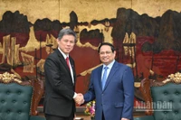 Thủ tướng Phạm Minh Chính tiếp Phó Tổng Thư ký Đảng Hành động Nhân dân Singapore, Bộ trưởng Điều phối các Dịch vụ Công kiêm Bộ trưởng Quốc phòng Chan Chun Sing.