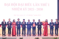 Thủ tướng trao quyết định và chụp ảnh chung với Ban Thường vụ Đảng bộ Bộ Ngoại giao.