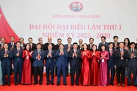 Bí thư Đảng ủy Chính phủ, Thủ tướng Chính phủ Phạm Minh Chính với các lãnh đạo Đảng bộ Bộ Ngoại giao. (Ảnh: TRẦN HẢI)