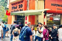 Một quán phở được lọt vào danh sách đề xuất của Michelin, thu hút sự tò mò của nhiều du khách. Ảnh: NAM DƯƠNG