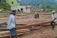 Người dân rốn lũ Xiềng Tắm, xã Mỹ Lý nỗ lực tái thiết, sớm ổn định cuộc sống sau trận lũ lịch sử hồi tháng 7 vừa qua.