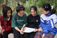 Các em học sinh của Trường phổ thông dân tộc bán trú trung học cơ sở Mỹ Lý, tỉnh Nghệ An, cùng nhau ôn bài sau giờ học trên lớp.