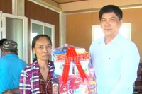 Đồng chí Dương Quốc Sử, Giám đốc Agribank Chi nhánh Bạc Liêu, trao quà Tết tặng các hộ có hoàn cảnh khó khăn.