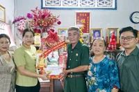 Đồng chí Tô Việt Thu, Thường vụ Tỉnh ủy Cà Mau, Bí thư Đảng ủy phường Bạc Liêu và đoàn công tác thăm, chúc Tết đồng chí Hoàng Minh Đức, bệnh binh, được trao tặng Huân chương Kháng chiến vẻ vang, hiện là Chi hội trưởng Cựu chiến binh.