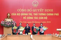 Thủ tướng Phạm Minh Chính trao quyết định, tặng hoa các đồng chí mới được bổ nhiệm.