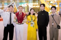 Các diễn viên phim "Mưa đỏ" giao lưu với khán giả tại Phân khu Điện ảnh, Hội chợ Mùa Thu. (Ảnh: Cục Điện ảnh).