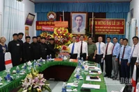 Bí thư Tỉnh ủy An Giang Lê Hồng Quang cùng đoàn công tác tặng hoa, quà chúc mừng Ban Trị sự Trung ương Giáo hội Phật giáo Hòa Hảo.