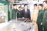 Thủ trưởng Tổng cục Hậu cần-Kỹ thuật và các đại biểu tham quan xe bếp tự hành tại Hội nghị sơ kết Phong trào thi đua “Ngành hậu cần Quân đội làm theo lời Bác Hồ dạy” giai đoạn 2020-2025. (Ảnh: QUỲNH HƯƠNG)