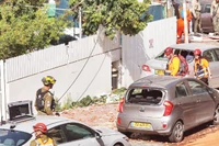 Hiện trường một vụ tấn công bằng tên lửa nhằm vào Rehovot, Israel. (Ảnh: TÂN HOA XÃ)