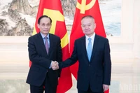 Đồng chí Lê Hoài Trung, Ủy viên Bộ Chính trị, Bí thư Đảng ủy, Bộ trưởng Ngoại giao, Đặc phái viên của Tổng Bí thư Tô Lâm với đồng chí Lưu Hải Tinh, Ủy viên Trung ương Đảng, Trưởng Ban Liên lạc Đối ngoại Trung ương Đảng Cộng sản Trung Quốc.