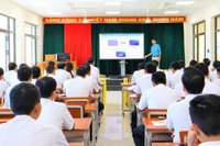 Đại diện Công ty trách nhiệm hữu hạn giải pháp thông minh và công nghệ Hưng Phát hướng dẫn sử dụng màn hình tương tác HORION.