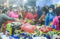 Công nhân, lao động mua sắm tại Chợ Tết Công đoàn.