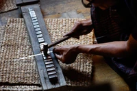 Người thợ đang chế tác sản phẩm bạc tại một xưởng thủ công ở thị trấn Nyaungshwe, bang Shan, Myanmar. (Ảnh: Tân Hoa xã)