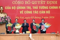 Thủ tướng Chính phủ Phạm Minh Chính trao quyết định, tặng hoa chúc mừng 4 đồng chí được tiếp nhận, bổ nhiệm làm lãnh đạo các bộ, ngành Trung ương. (Ảnh: TRẦN HẢI)