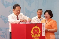 Đồng chí Trần Thanh Mẫn, Ủy viên Bộ Chính trị, Chủ tịch Quốc hội, Chủ tịch Hội đồng Bầu cử quốc gia đã đến Khu vực bỏ phiếu số 14 (Trường trung học cơ sở Đỗ Văn Dậy), xã Hóc Môn, Thành phố Hồ Chí Minh. (Ảnh: THẾ ANH)