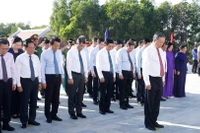 Tổng Bí thư Tô Lâm và Đoàn công tác Trung ương dâng hoa, dâng hương tại Nghĩa trang Liệt sĩ Trà Võ. (Ảnh: Thống Nhất/TTXVN)