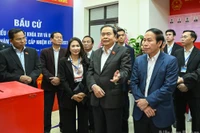 Chủ tịch Quốc hội Trần Thanh Mẫn, Chủ tịch Hội đồng Bầu cử Quốc gia kiểm tra công tác bầu cử tại phường Hải An, thành phố Hải Phòng. (Ảnh: DUY LINH)