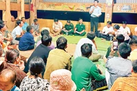 Xã Hùng Sơn, thành phố Đà Nẵng tuyên truyền cho nhân dân về cuộc bầu cử tại cuộc họp dân ở từng thôn, bản.