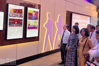 Các đại biểu tham quan triển lãm trên Con đường nhiếp ảnh vừa mới khánh thành tại Thành phố Hồ Chí Minh. (Ảnh: LINH BẢO)