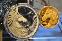 Mặt trước đồng xu bạc nặng 1kg chào mừng năm Bính Ngọ được trưng bày tại Thủ đô Bắc Kinh của Trung Quốc, ngày 28/11/2025. (Ảnh: Xinhua)