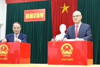 Bí thư Tỉnh ủy Phú Thọ Phạm Đại Dương và cử tri khu dân cư Tân Phú bỏ phiếu bầu đại biểu Quốc hội và đại biểu Hội đồng nhân dân các cấp.