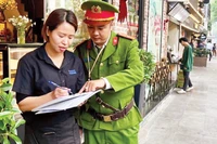 Cảnh sát Trật tự Công an phường Cửa Nam tuyên truyền trực tiếp đến cơ sở kinh doanh nội dung Xử phạt vi phạm bằng hình ảnh “phạt nguội”.