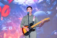 Diễn viên, nhạc sĩ Nguyễn Hùng trình bày ca khúc "Còn gì đẹp hơn" tại buổi ra mắt phim "Mưa đỏ". (Ảnh: Galaxy Studio)