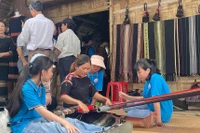 Tìm hiểu nghề dệt của đồng bào Tây Nguyên.