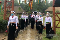 Đồng bào Mường đón khách du lịch tại Làng.