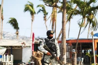 Lực lượng an ninh gác bên ngoài hiện trường một vụ ám sát. Ảnh: REUTERS