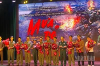 Đoàn làm phim "Mưa đỏ" tại buổi ra mắt.