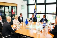 Chủ tịch EC Ursula von der Leyen (áo trắng) tại một cuộc gặp với các nhà lãnh đạo Mercosur. Ảnh: GETTY IMAGES