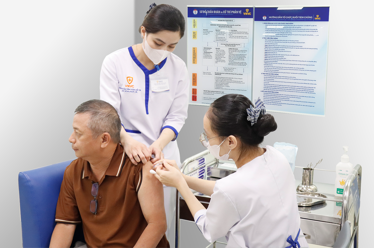 hinh-khach-kham-va-tiem-tai-vnvc-3.png