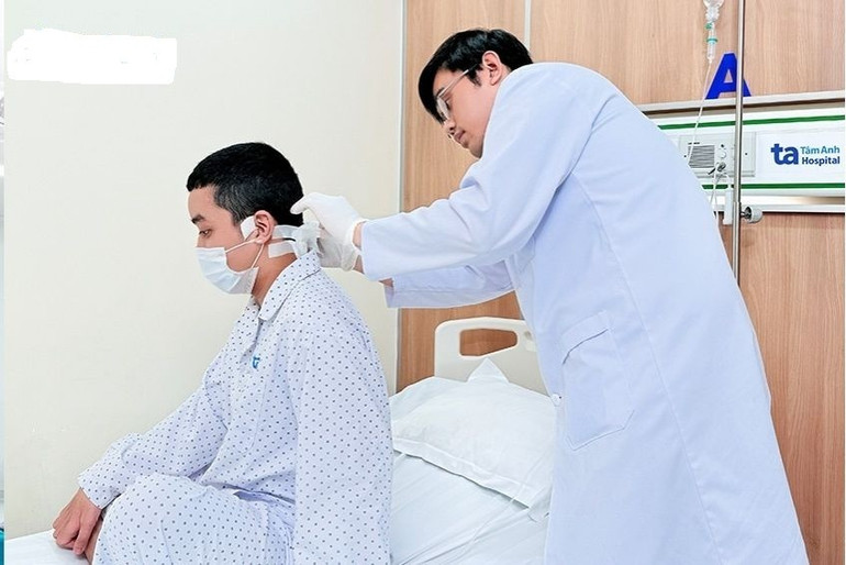 Bác sĩ kiểm tra vết thương sau phẫu thuật cho bệnh nhân. bac-si-kiem-tra-vet-thuong-sau-phau-thuat-cho-minh.jpg