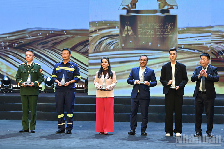 Que Dinh Nguyen elvtárs, a Nhan Dan újság főszerkesztő-helyettese díjakat ad át az Inspiráló Projektek képviselőinek. ndo_br_z7333929915447-a56804783d714d2a5f0e2e12ef8dde30.jpg