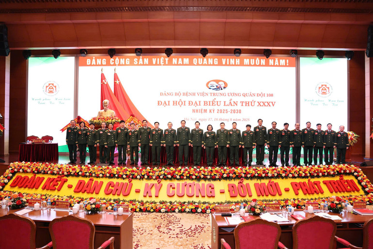 Thượng tướng Vũ Hải Sản cùng các đại biểu và Đoàn chủ tịch đại hội. z6918832285612-a763e3f0a270903bed862afbe70f3003.jpg