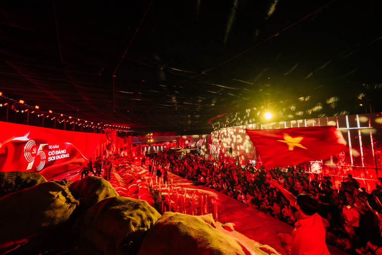 Nhưng trải nghiệm không dừng ở đó. Với công nghệ immersive 4D, từng thanh âm, ánh sáng, khói lửa, tiếng súng nổ hay tiếng hô xung trận đều được tái hiện, làm người xem như hòa mình vào dòng chảy bi tráng. b2460641.jpg
