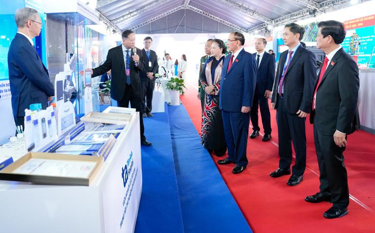 Docent Dr. Tran Quang Binh představil lékařské technologie vůdcům i bývalým představitelům strany a státu. pgstsbs-tran-quang-binh.jpg