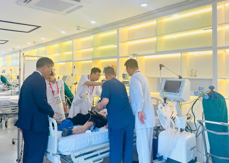 Bác sĩ Đỗ Văn Nam cùng các thành viên trong kíp tiến hành cấp cứu người bệnh tại phòng hồi sức cấp cứu trong Lễ diễu binh, diễu hành A80. c382a33e4cbbc7e59eaa-102308-110925-42.jpg