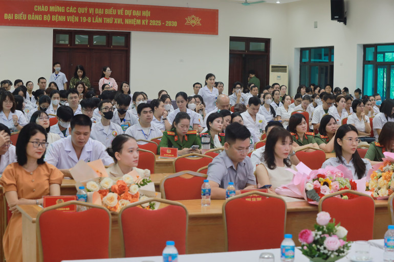 Hội thảo có sự tham gia của đông đảo các nhân viên y tế. img-1485.jpg