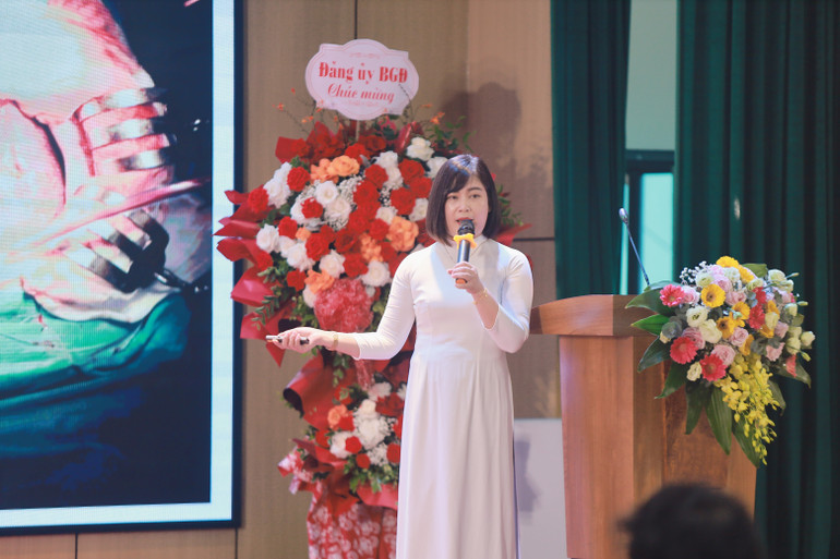 Tiến sĩ, bác sĩ Nguyễn Thị Minh Phương, Giám đốc Trung tâm Ung bướu, Bệnh viện 19-8 chia sẻ thông tin tại hội thảo. img-1477.jpg