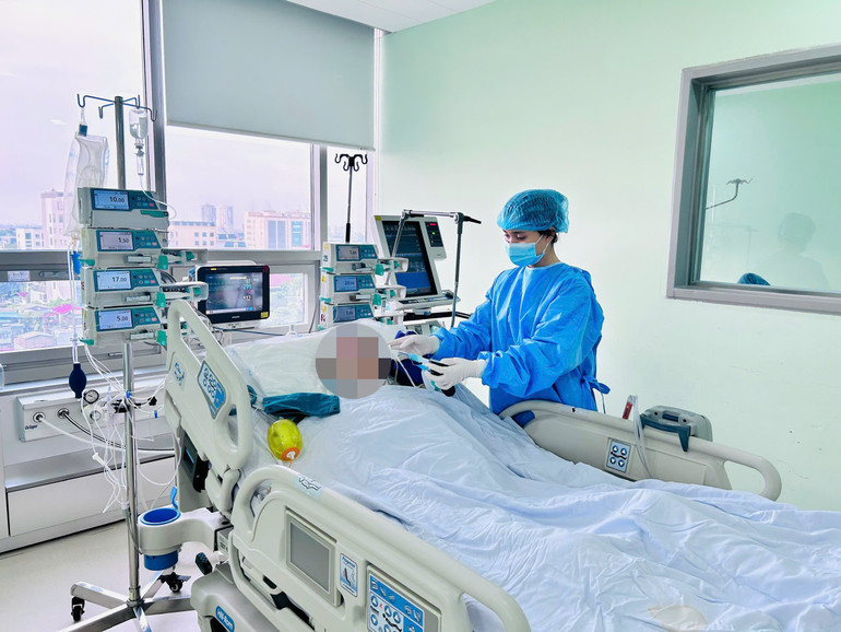Bệnh nhân hôn mê do suy gan cấp phải thở máy trước ghép đã tỉnh trở lại, được tập phục hồi vận động vào ngày thứ 4 sau ghép gan. 4726183982bc09e250ad-102308-110925-42.jpg