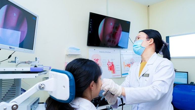 Tự ý dùng kháng sinh khiến tình trạng hô hấp lúc giao mùa nặng hơn bs-noi-soi-mui-cho-benh-nhan-5310.jpg