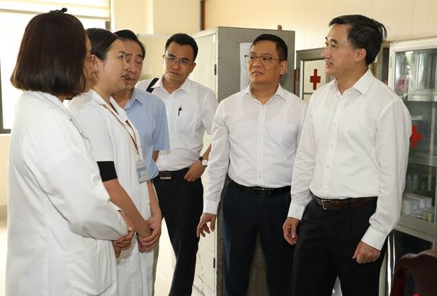 Thứ trưởng Y tế Trần Văn Thuấn và thành viên Đoàn công tác Bộ Y tế kiểm tra công tác y tế tại tại trường PTTH chuyên Hùng Vương ngày 24/6. image001558.jpg