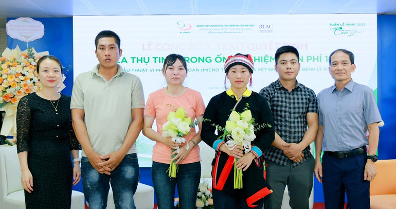 Chắp cánh niềm hy vọng cho các gia đình hiếm muộn. 11-ths-bs-le-thi-thu-hien-giam-doc-chuyen-mon-bv-va-ong-nguyen-anh-tuan-pho-giam-doc-bv-tang-hoa-cho-gia-dinh-toa-dam-nhan-ho-tro-goi-ivf-mien-phi-nam-2025.jpg