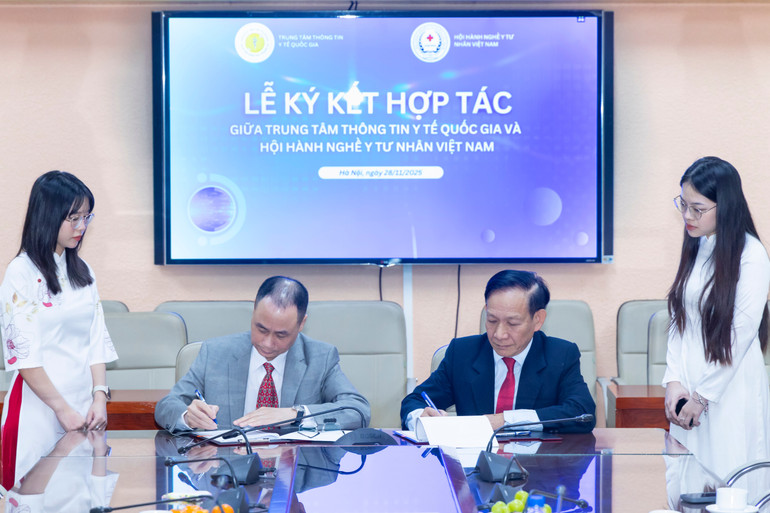 Le Centre national d'information sanitaire et l'Association vietnamienne des médecins privés ont signé un accord de coopération. z7270871855694-2c58d75b11844947a76d03c183e4e158.jpg